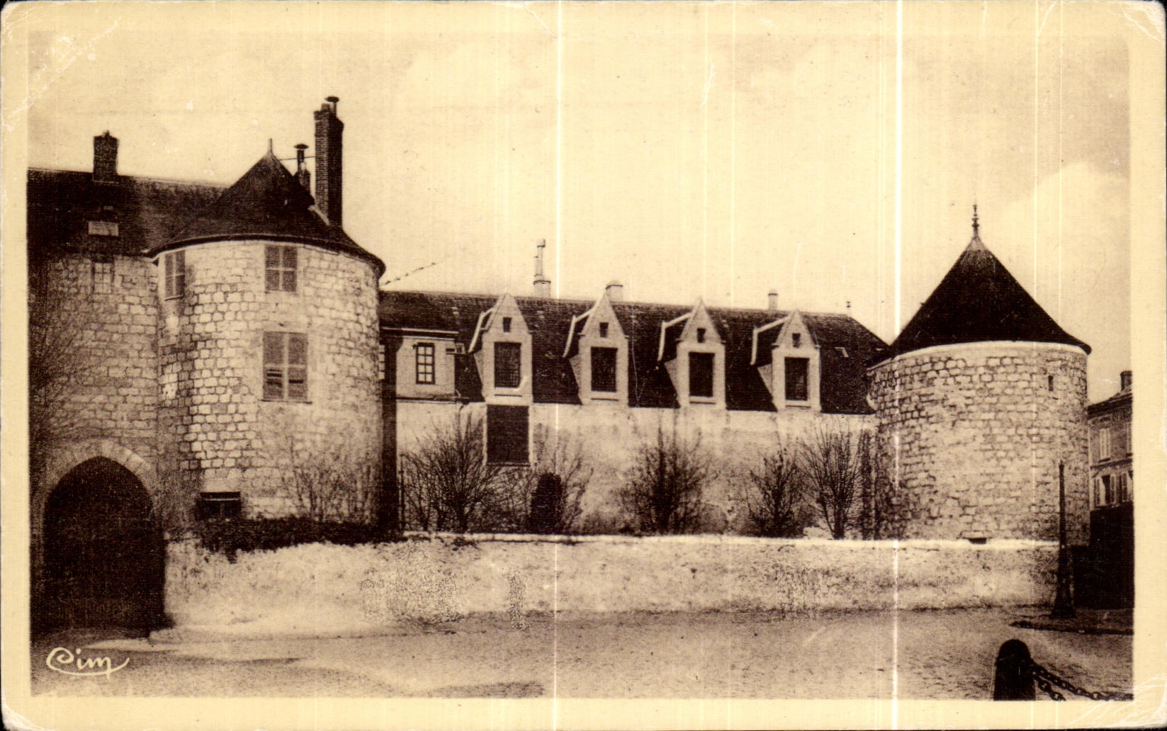 CPA Dourdan Le Chateau fort Entree principale Origines du Chateau de