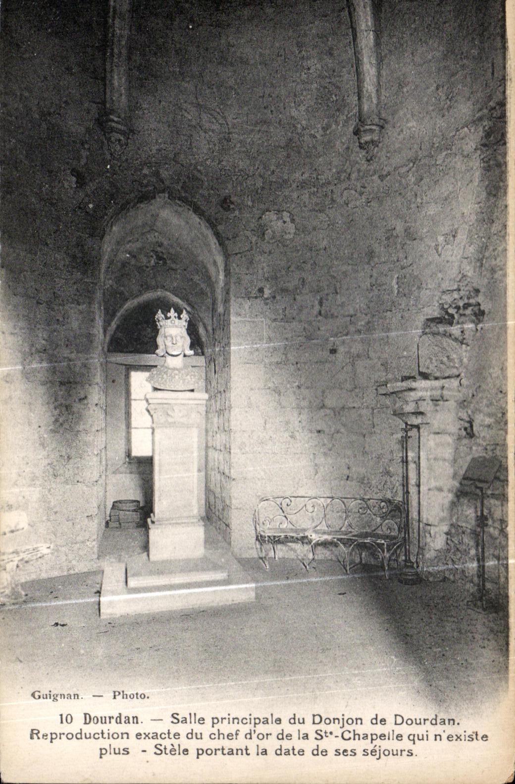 CPA Dourdan Salle principale du Donjon de Dourdan Reproduction exacte du chef d or