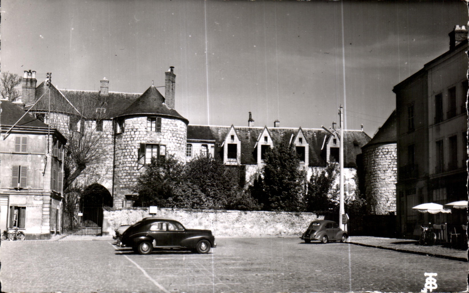Dourdan — Le Château-Fort (début XIIIe siècle) — Le porche d'entrée — Photo B. Du Boulay, Paris