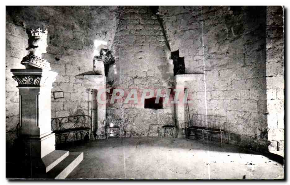 CPA Dourdan Rez de chaussee du Donjon Cheminee Stele Saint Louis