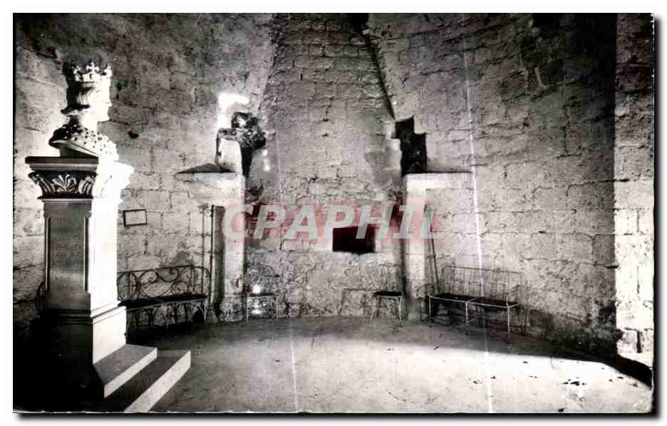 CPA Dourdan Rez de chaussee du Donjon Cheminee Stele Saint Louis