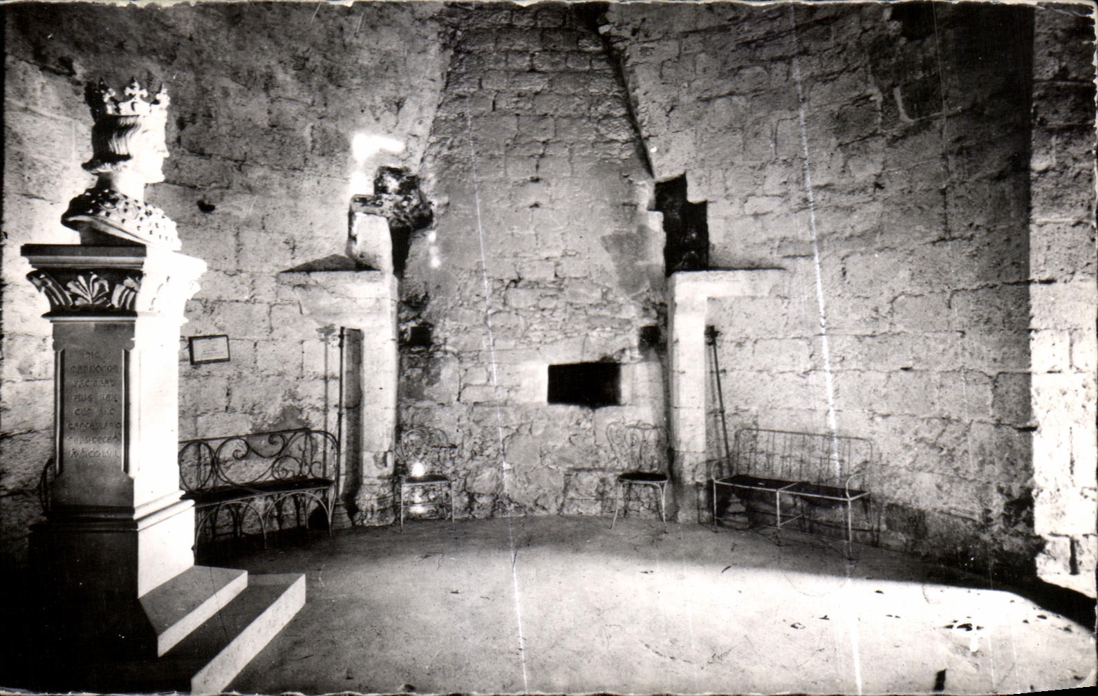 Cheminée - Stèle Saint-Louis — Nom de la cité cachée N°183 — Photo R. Boullard