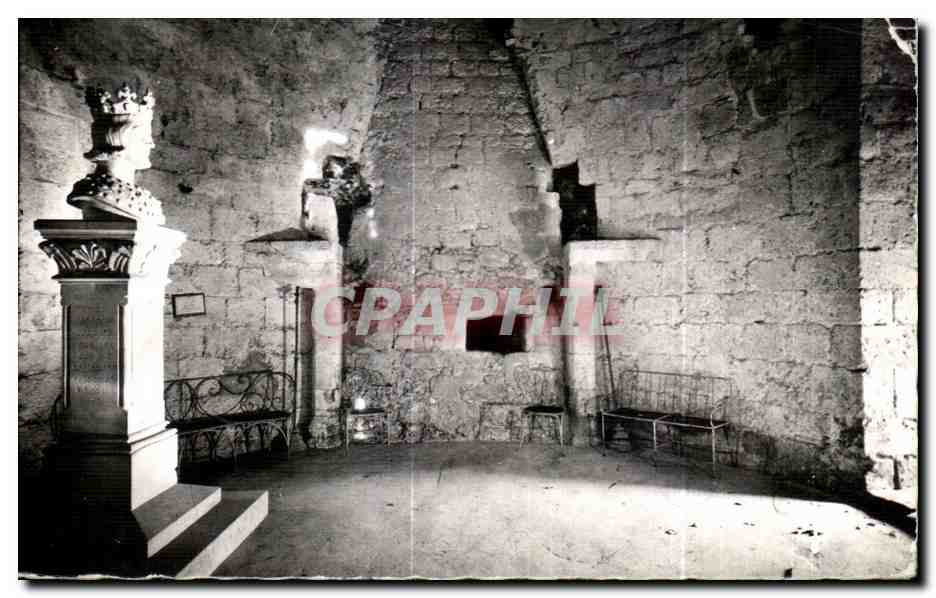 CPA Dourdan Rez Chaussee du Donjon Cheminee Stele saint Loius