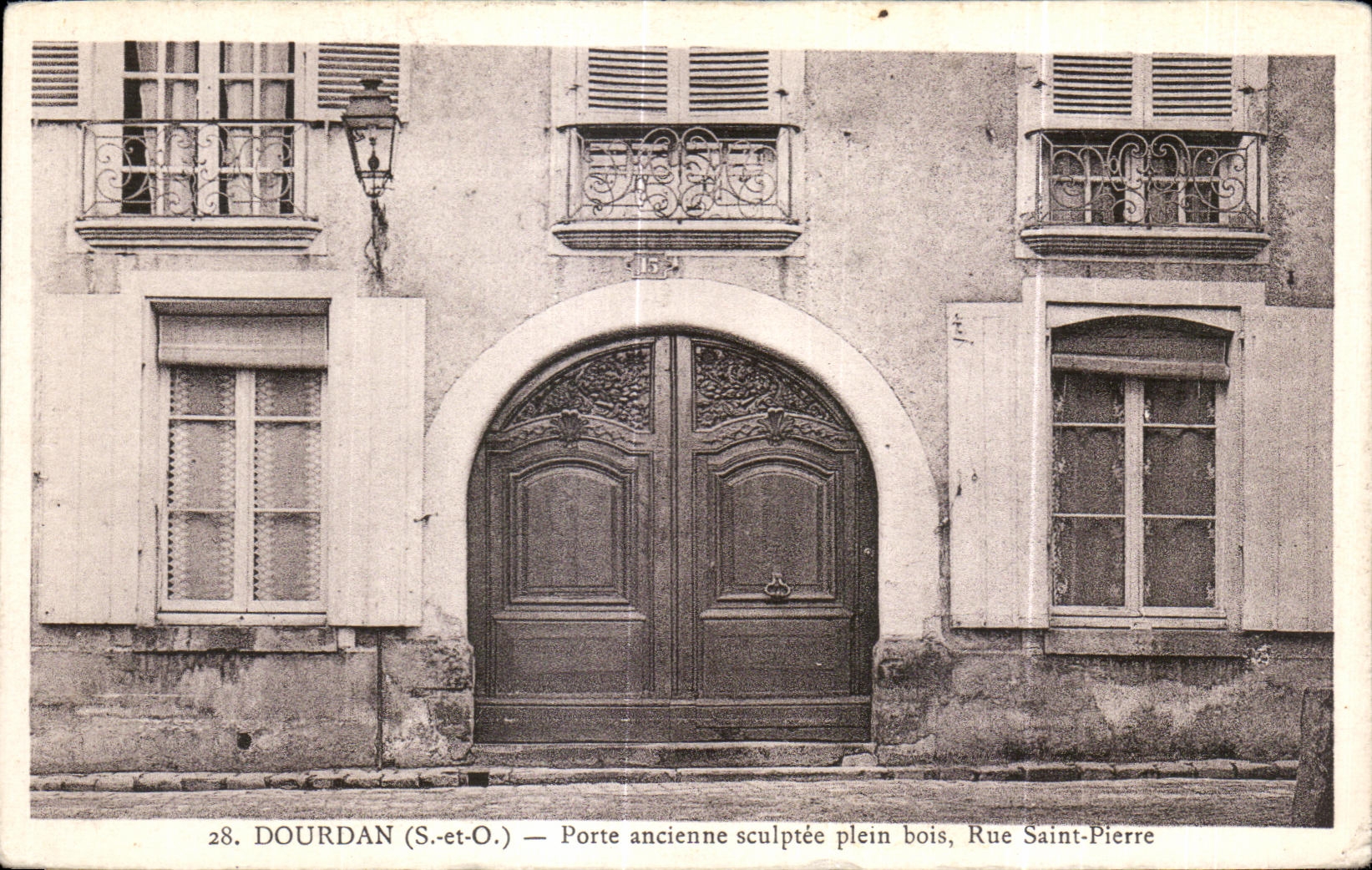 CPA Dourdan Porte ancienne Sculptee plein bois Rue Saint Pierre