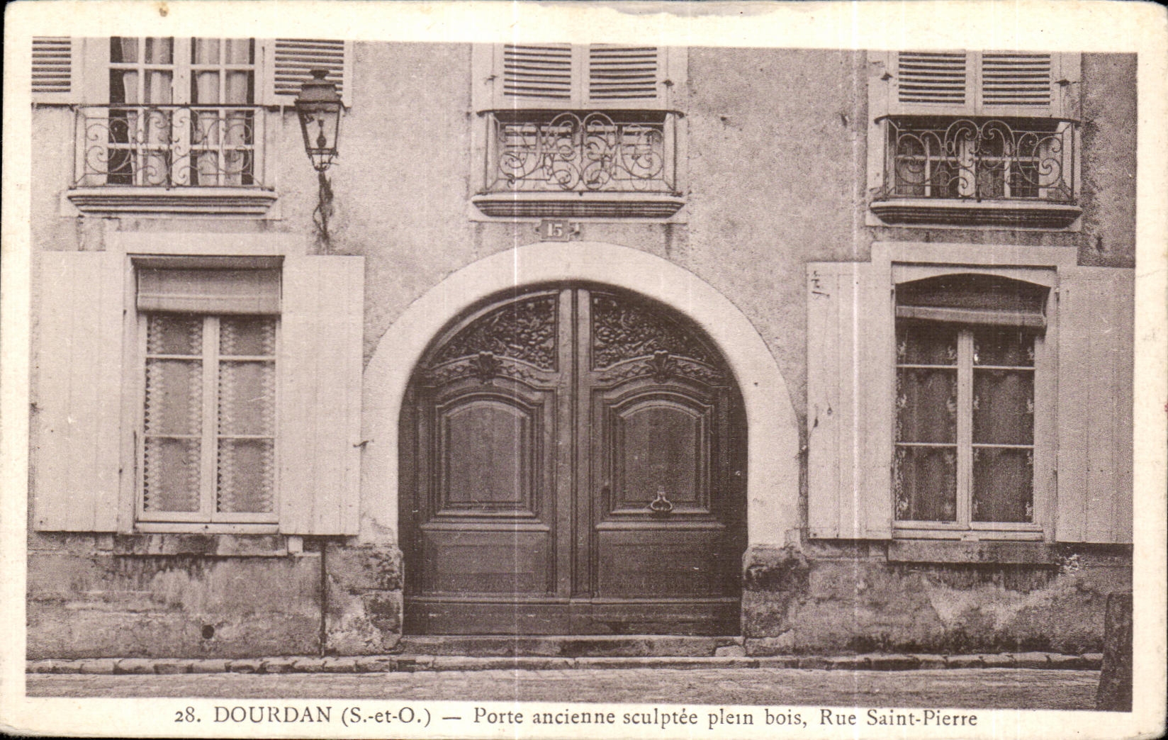 CPA Dourdan Porte ancienne Sculptee plein bois Rue Saint Pierre