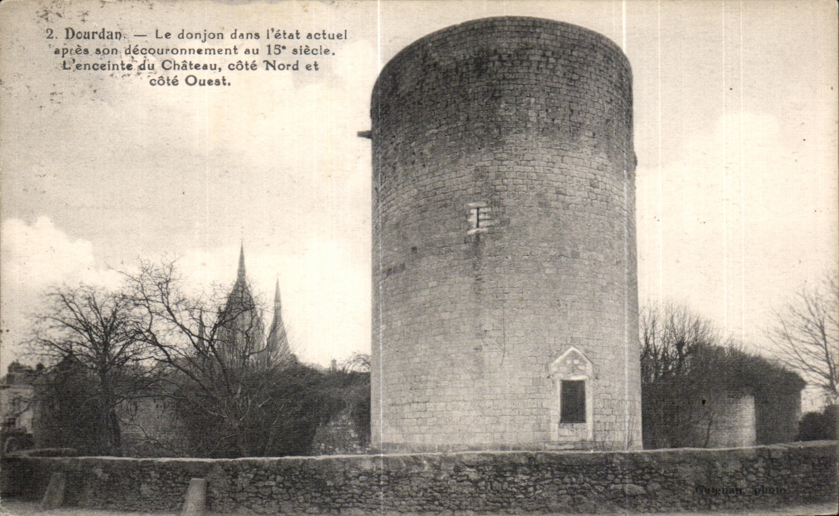 CPA Dourdan Le donjon dans l etat actuel apres son decouronnement au 15 siecle L enceinte du Chateau Cote Nord et cote 