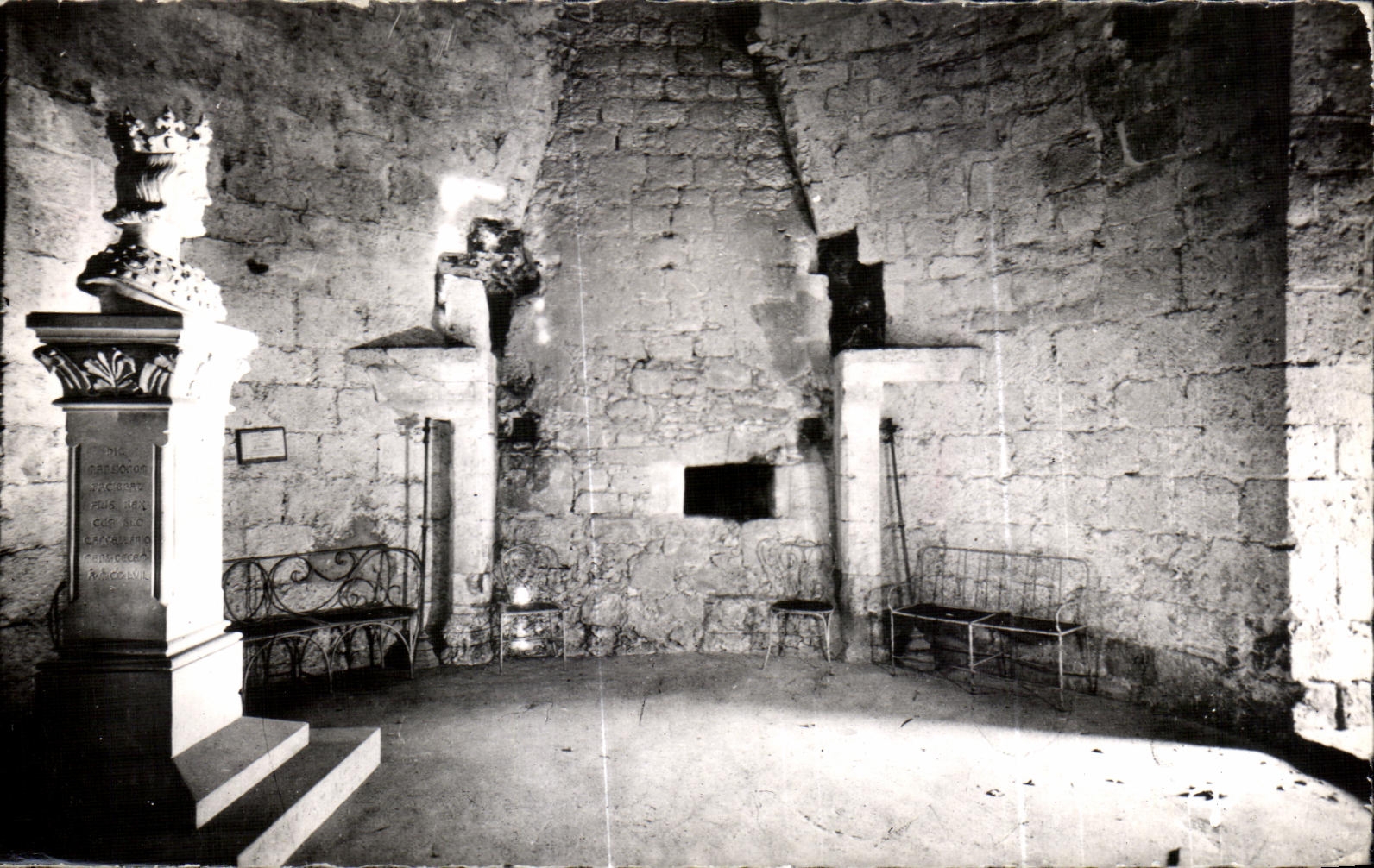 CPA Dourdan Rez de Cheussee du Donjon Cheminee Stele Saint Louis