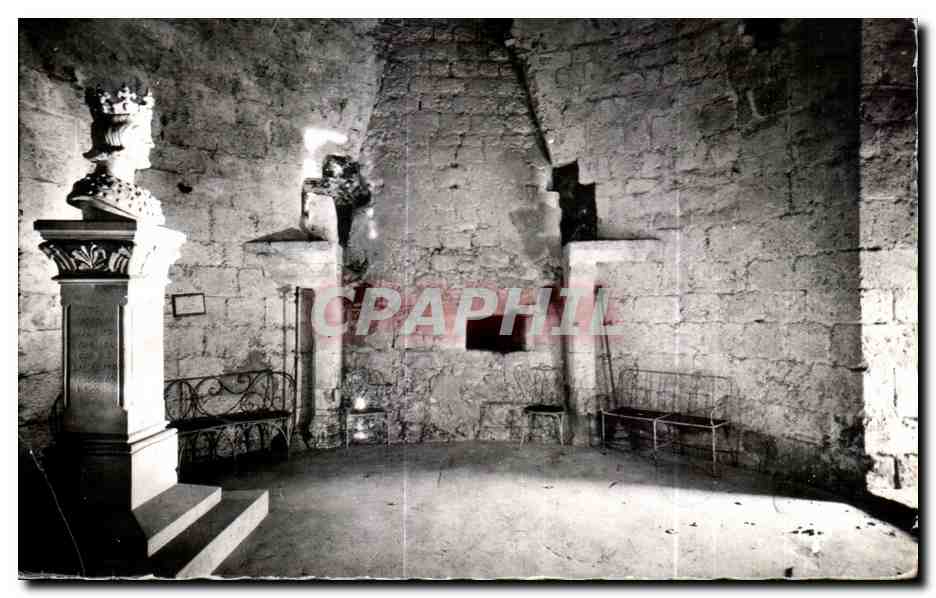 CPA Dourdan Rez de Cheussee du Donjon Cheminee Stele Saint Loius