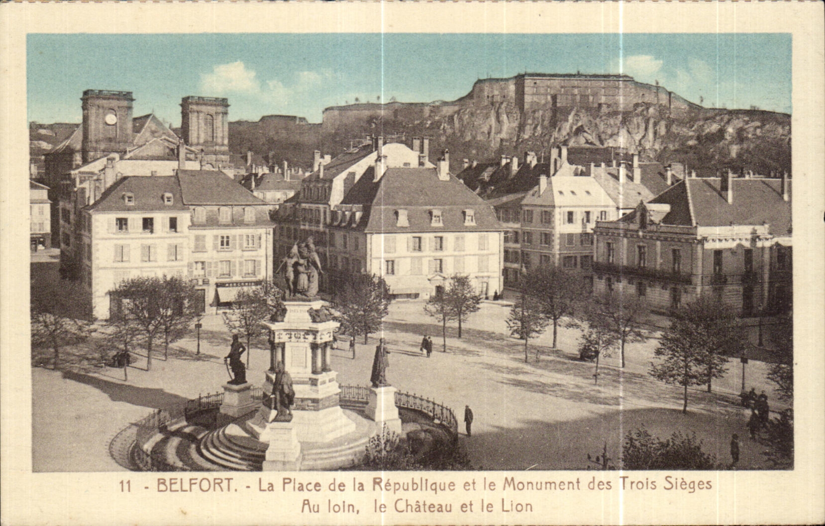 CPA Belfort La Place de la Republique et le Monument des Trois Steges Au Loin le Chateau et le Lion