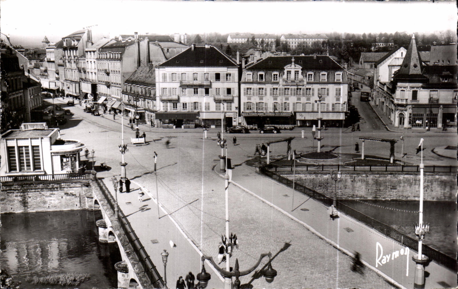 CPA Belfort La Place Corbis au fond les Casernes du Fort Hatry