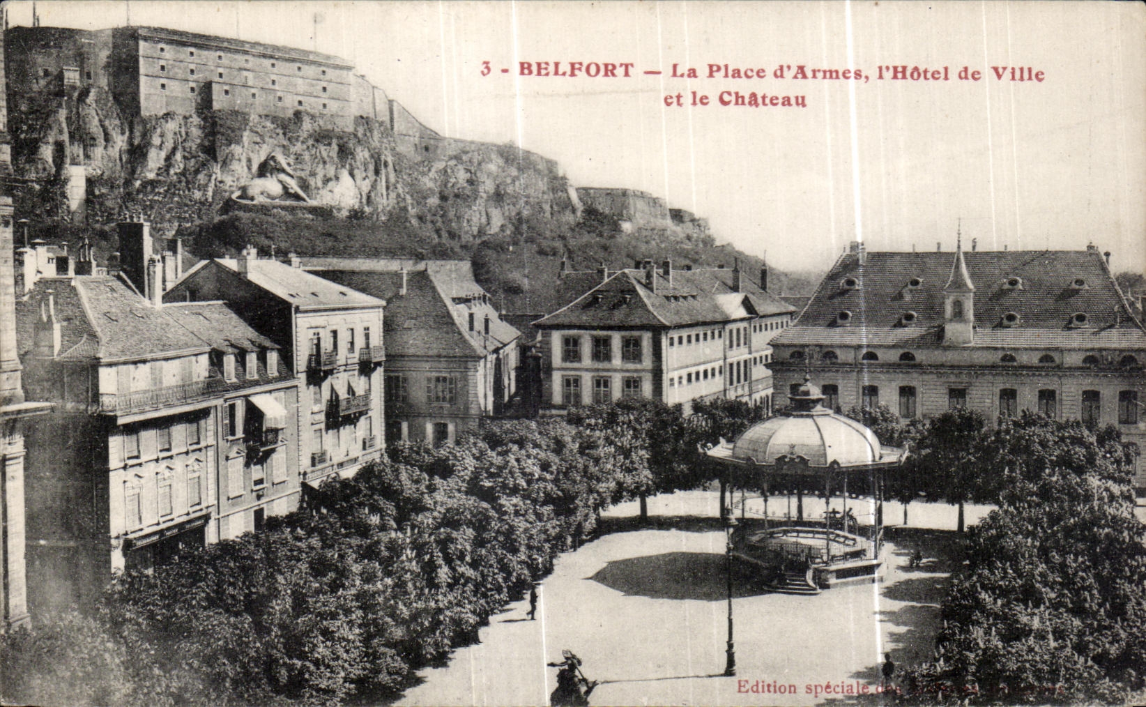 CPA Belfort La Place d Armes l Hotel de Ville et le Chateau