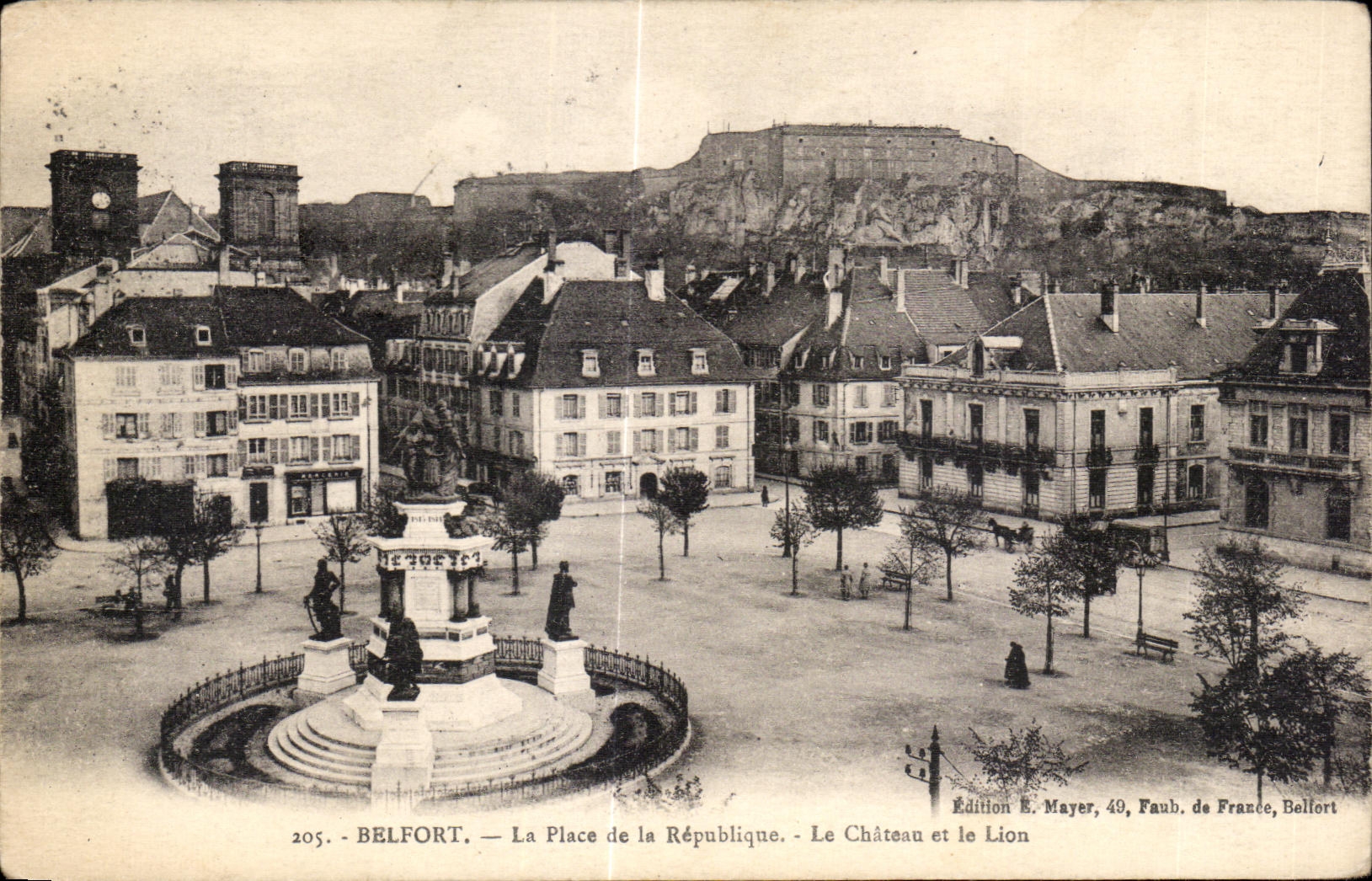 CPA Belfort La Place de la Republique Le Chateau et le Lion