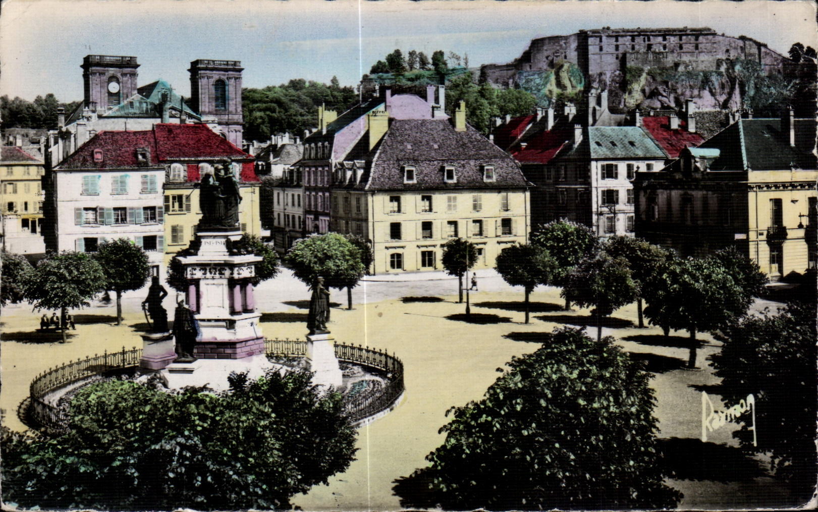 CPA Images de France Belfort (Territoire) Place de la Republique La Cathedrale et le Chateau