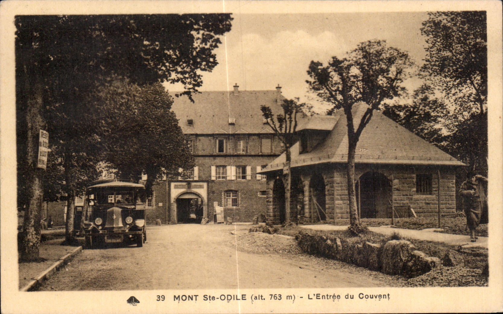CPA Mont Ste Odile L Entree du Couvent Automobile