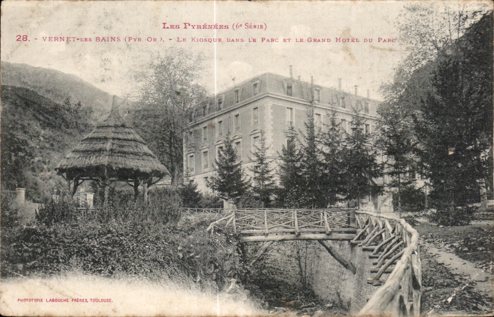 CPA Les Pyrenees Vernet les Bains Le kiosque dans le parc et le grand hotel du parc