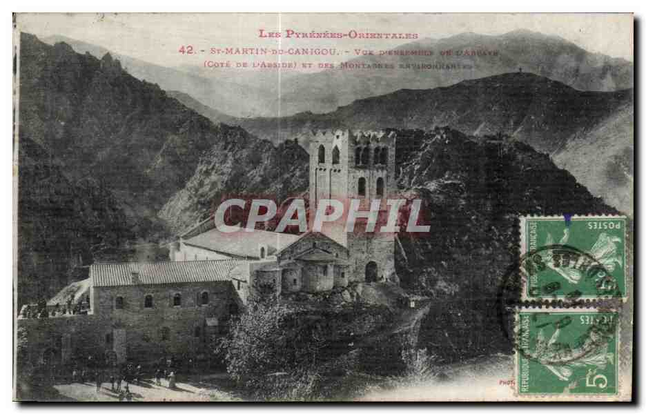 CPA Les Pyrenees Orientales St Martin du Canigou Vue d ensemble de l abbaye et des montagnes environnantes