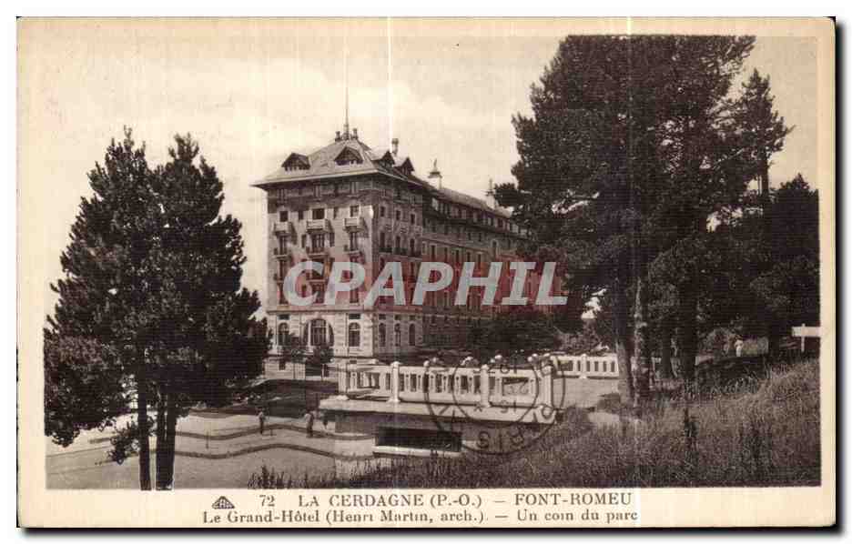 CPA La Cerdagne Font Romeu Le Grand Hotel Un coin du pare