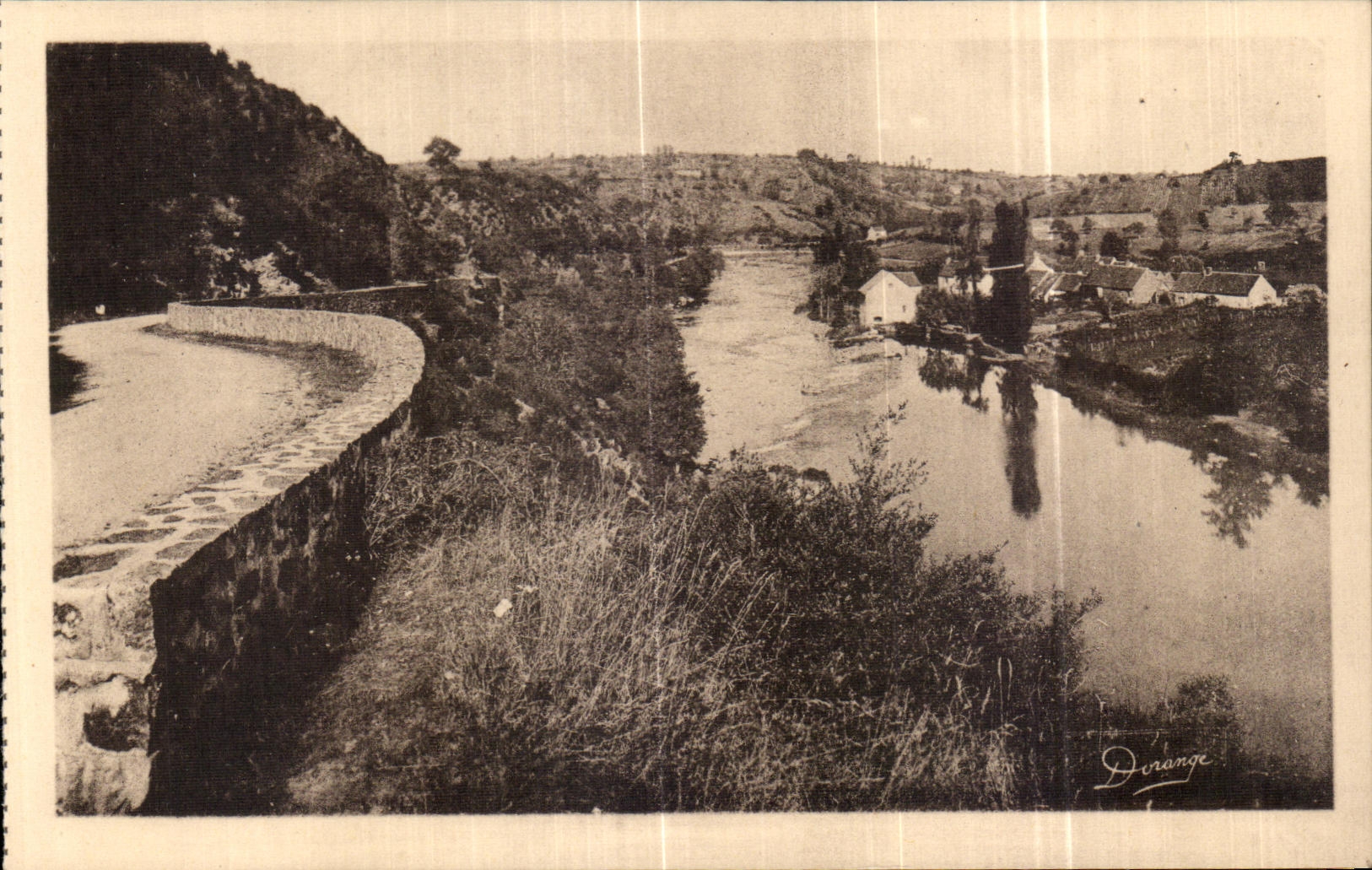 Gargilesse (Indre) — Le Moulin de Gargilesse, la Creuse et la route de Barazes — Durance