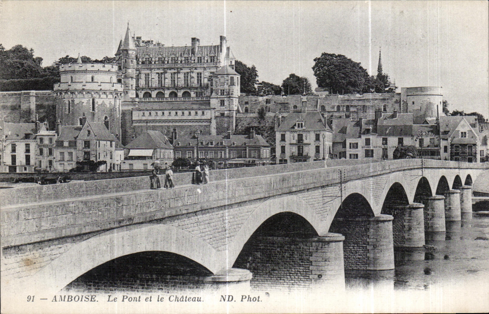 CPA Amboise LE Pont et le Chateau 