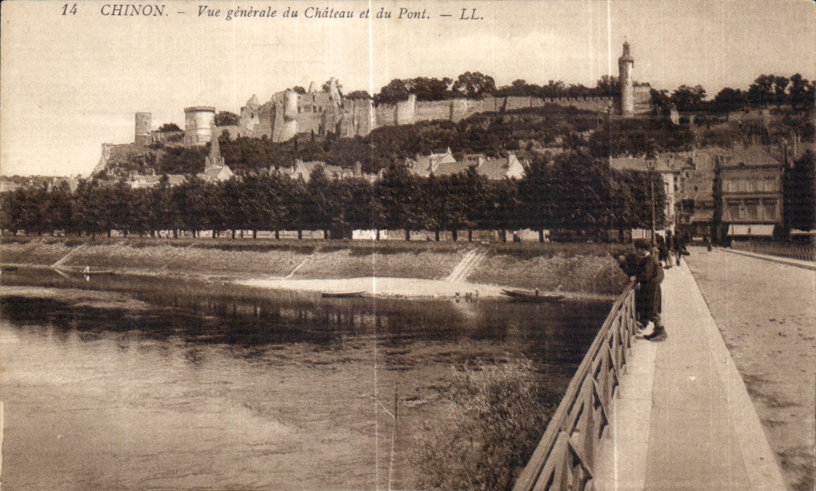CPA Chinon Vue generale du Chateau et du Pont