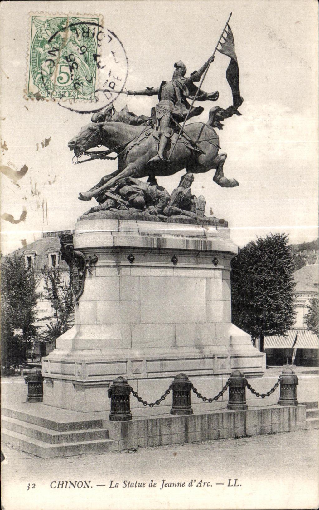 CPA Chinon La Statue de Jeanne D Arc