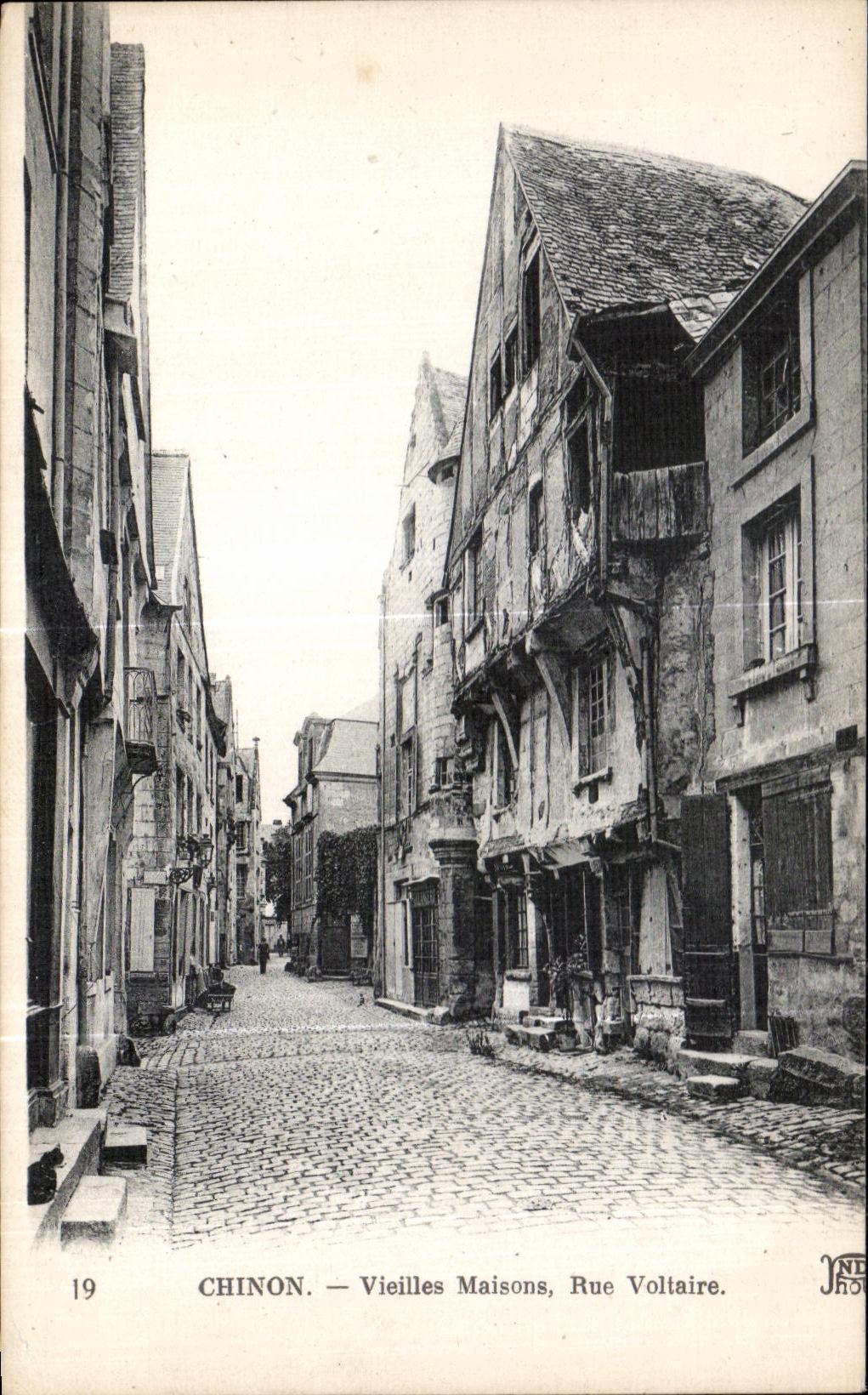 CPA Chinon Vieilles Maisons Rue Voltaire
