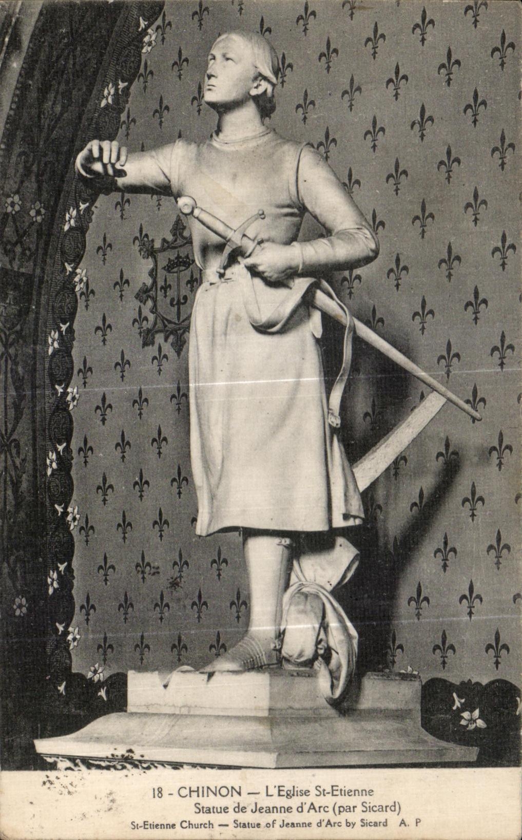 CPA Chinon L Eglise St Etienne Sratue de Jeanne D Arc
