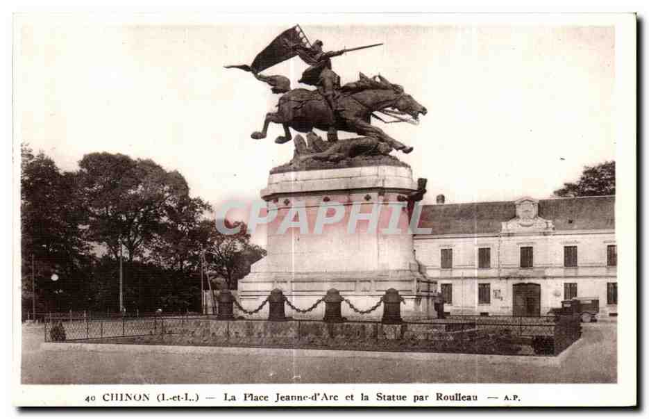 CPA Chinon La Place Jeanne D Arc et la Statue par Roulleau