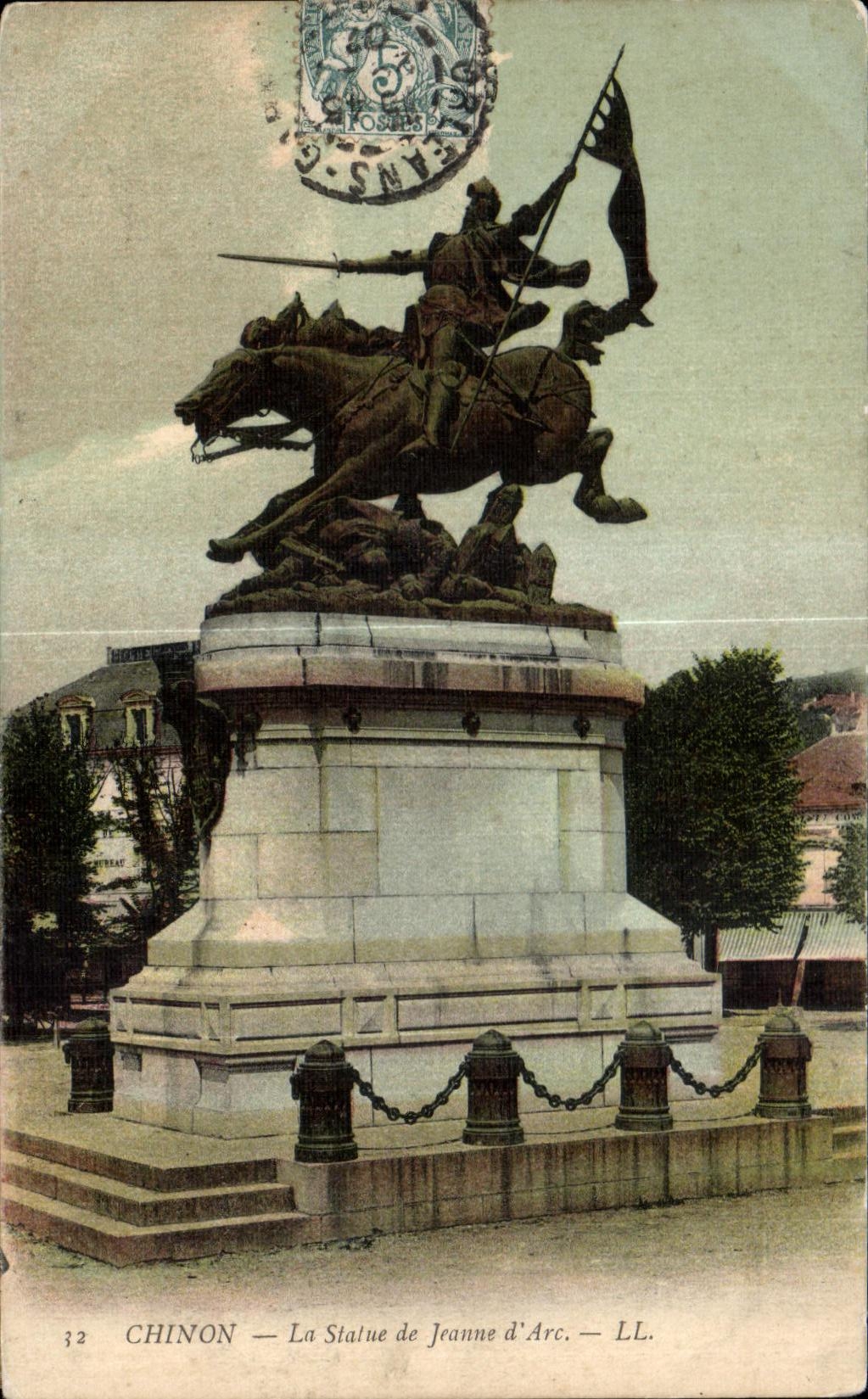 CPA Chinon La Statue de Jeanne D Arc