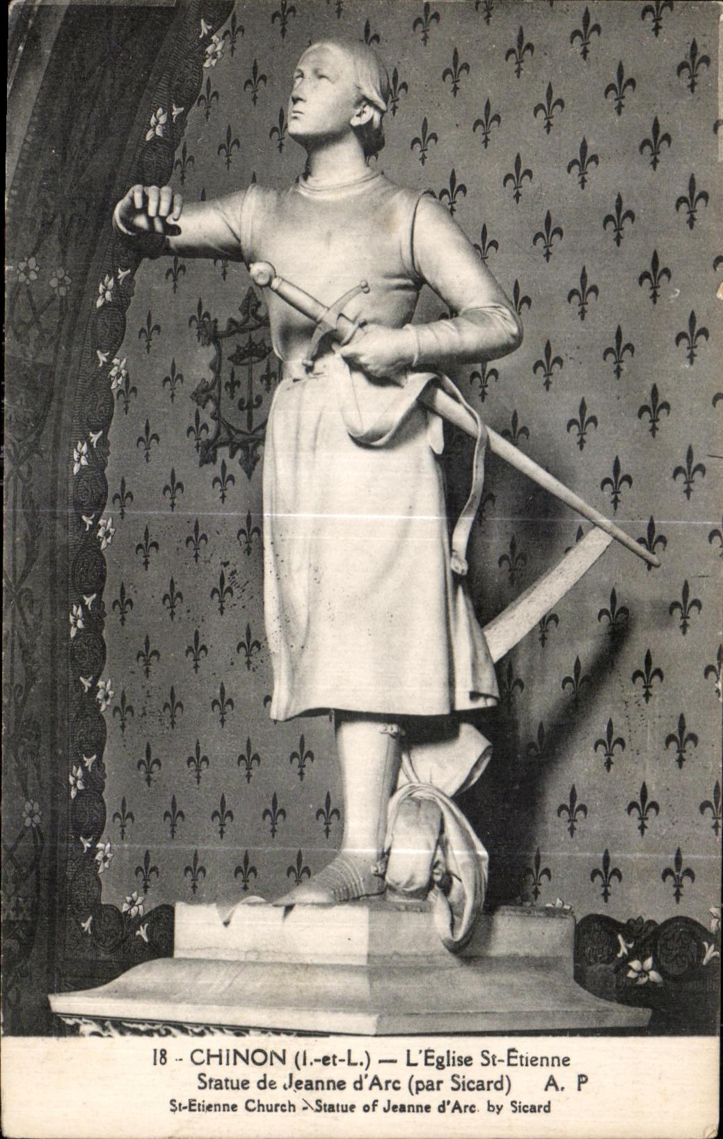 CPA Chinon L Eglise St Etienne Statue de Jeanne D Arc par Sicard