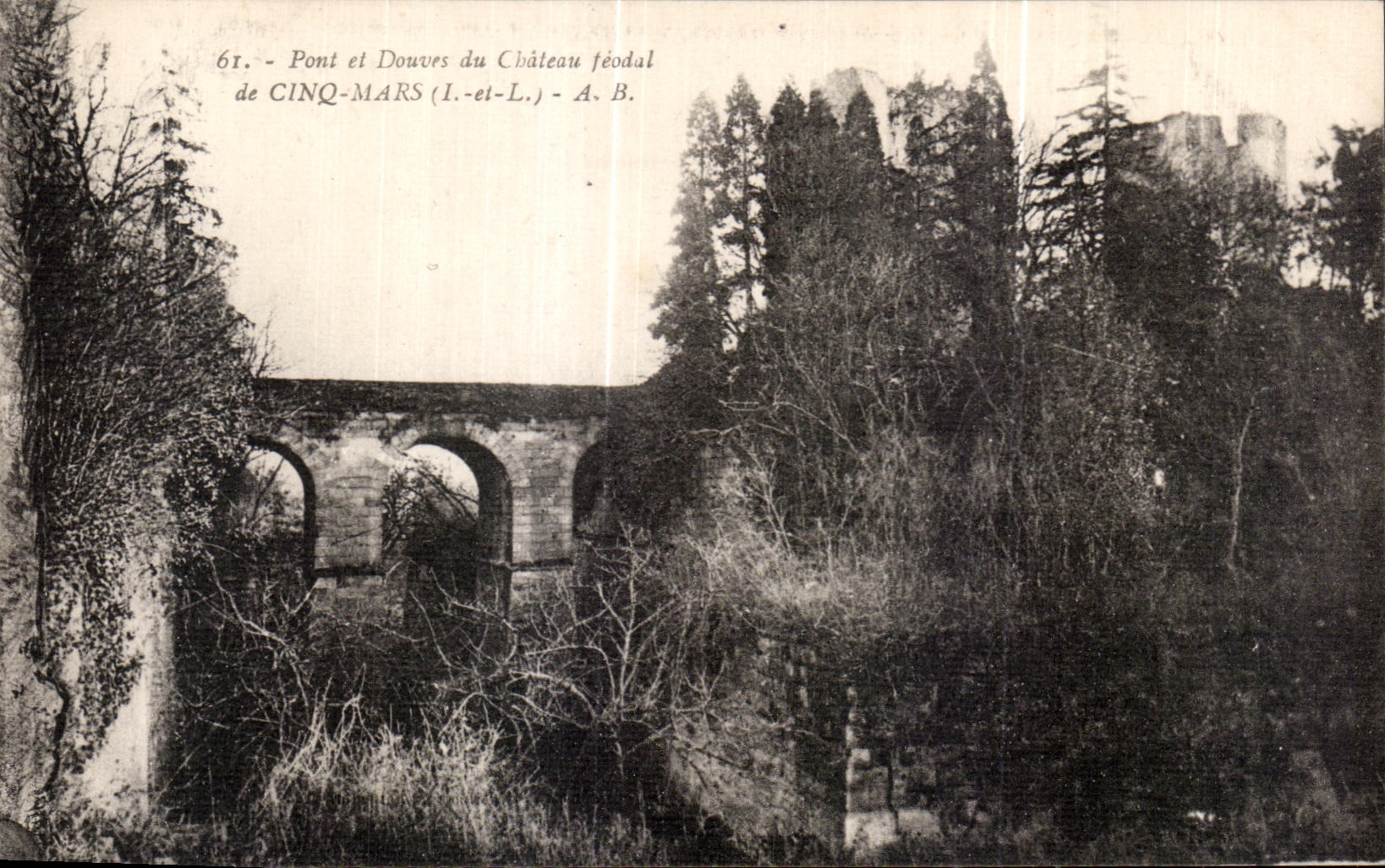 CPA Pont et Douves du Chateau feodal de Cinq Mars 