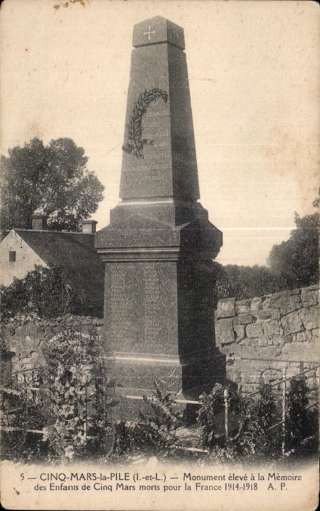 CPA Cinq Mars la PIle Monument eleve a la Memoire des Enfants de Cinq Mars morts la France 