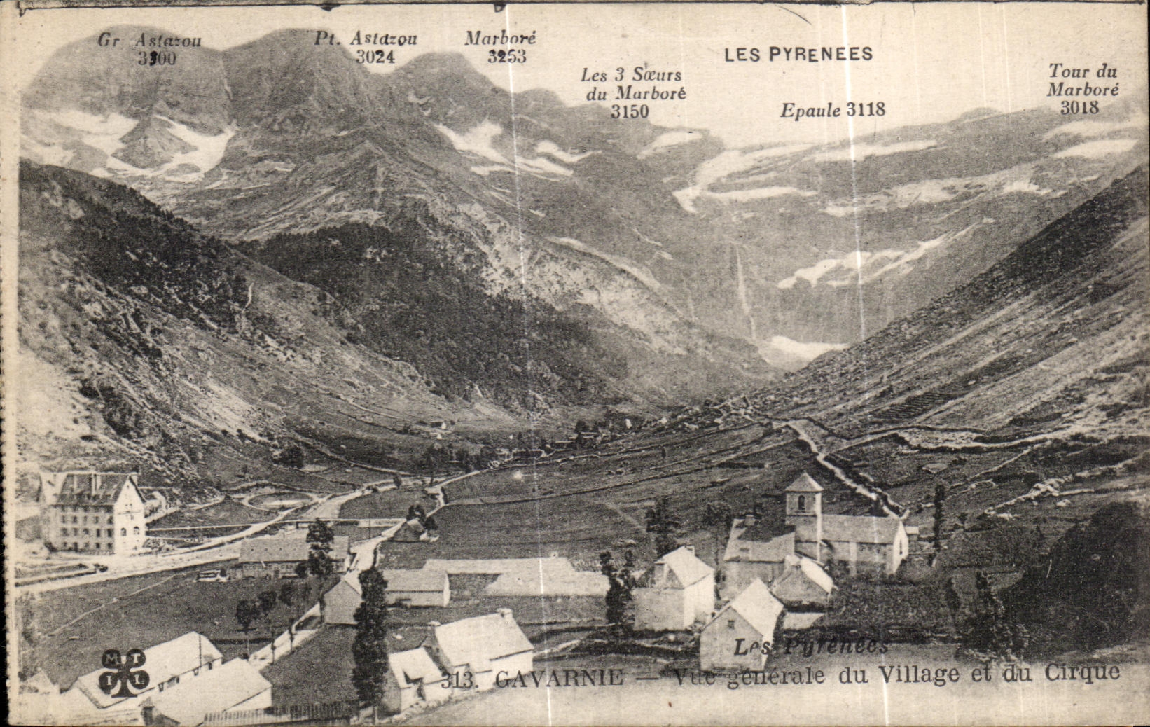 CPA Gavarnie Vue generale de Village et du Cirque