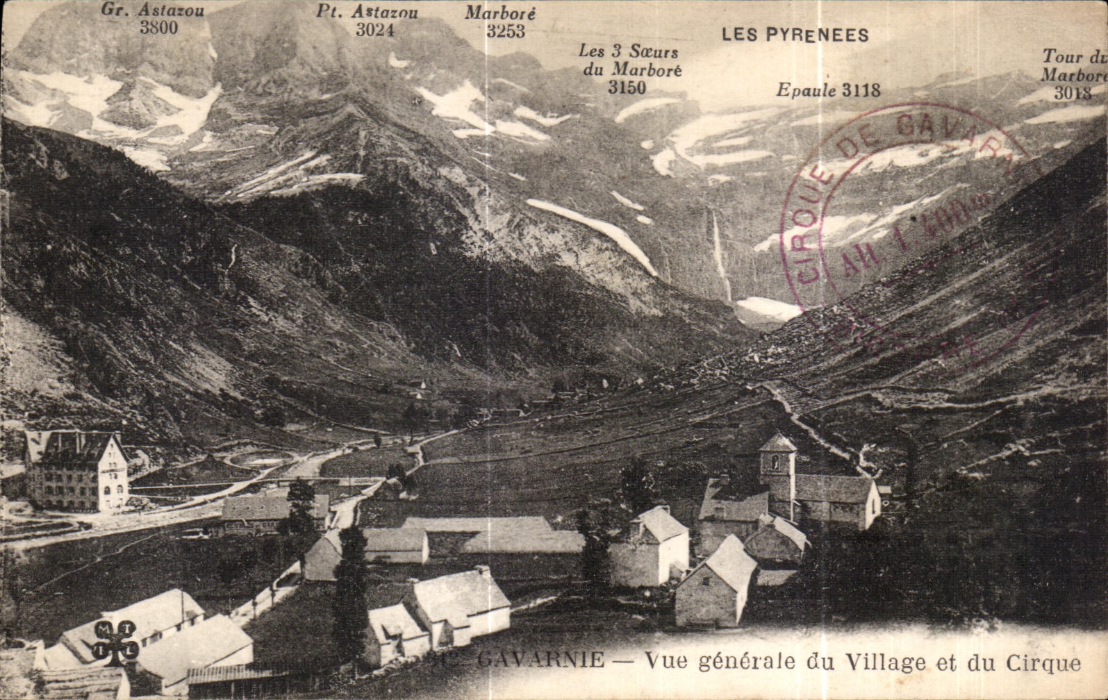 CPA Gavarnie Vue generale du Village et Du Cirque