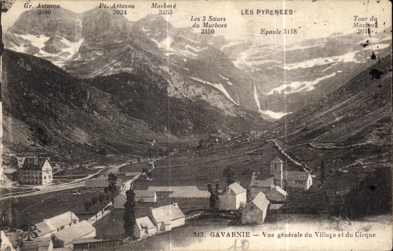 Gavarnie — Vue générale du Village et du Cirque — Les Pyrénées
