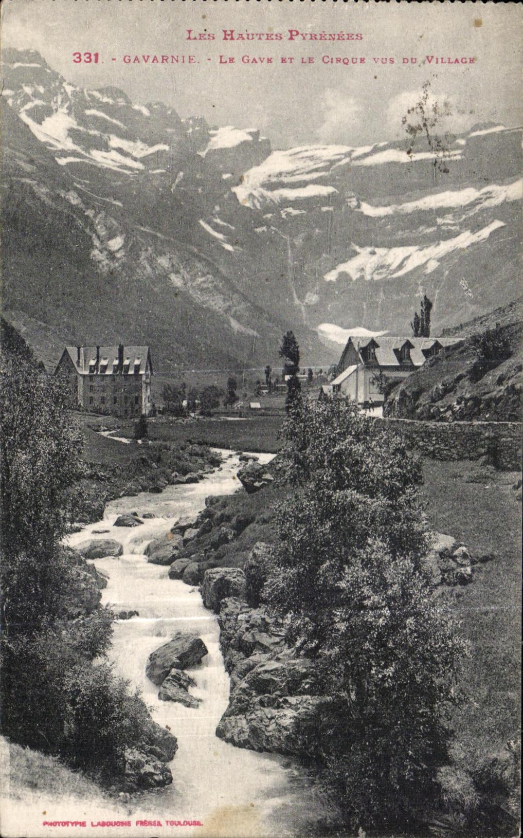CPA Gavarnie Les Hautes Pyrenees Le Gave Et le cirque vu du village 