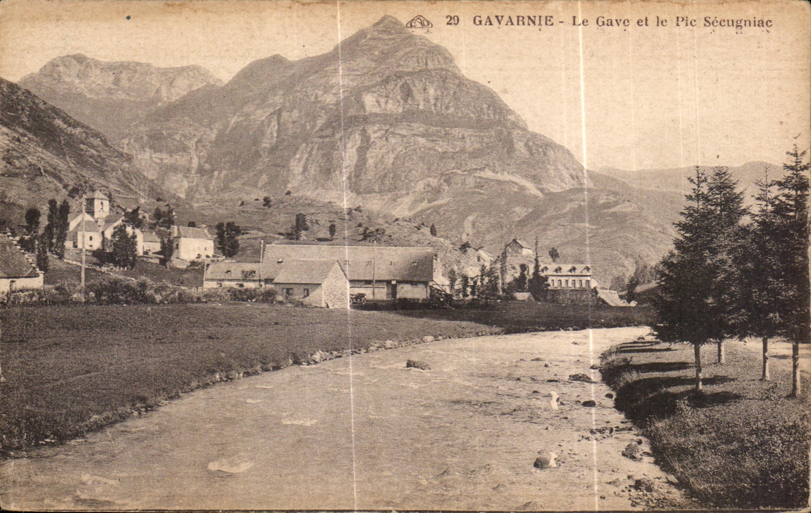 CPA Gavarnie Le Gave et Pic Secugniac