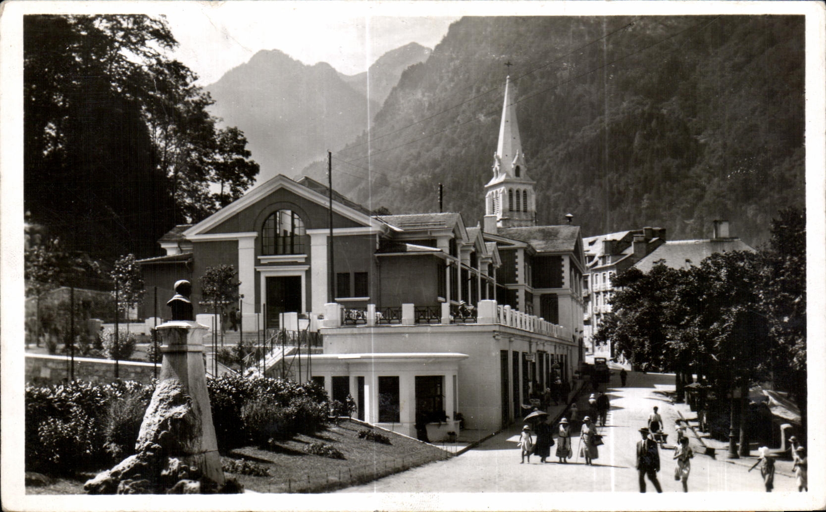 Les Thermes de Cézérat — Vue de la place avec église et monument — Éditeur : Cauterets, n° 461