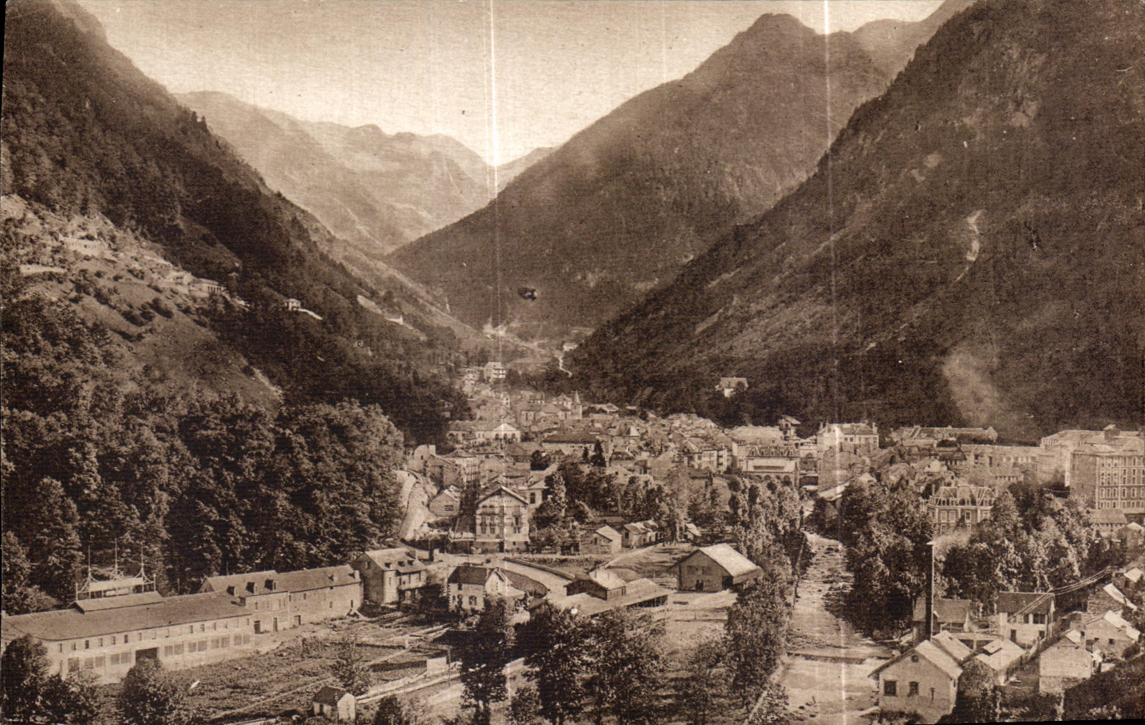 CPA Cauterets Vue Generale sur la Ville et Vallee De Lutour 