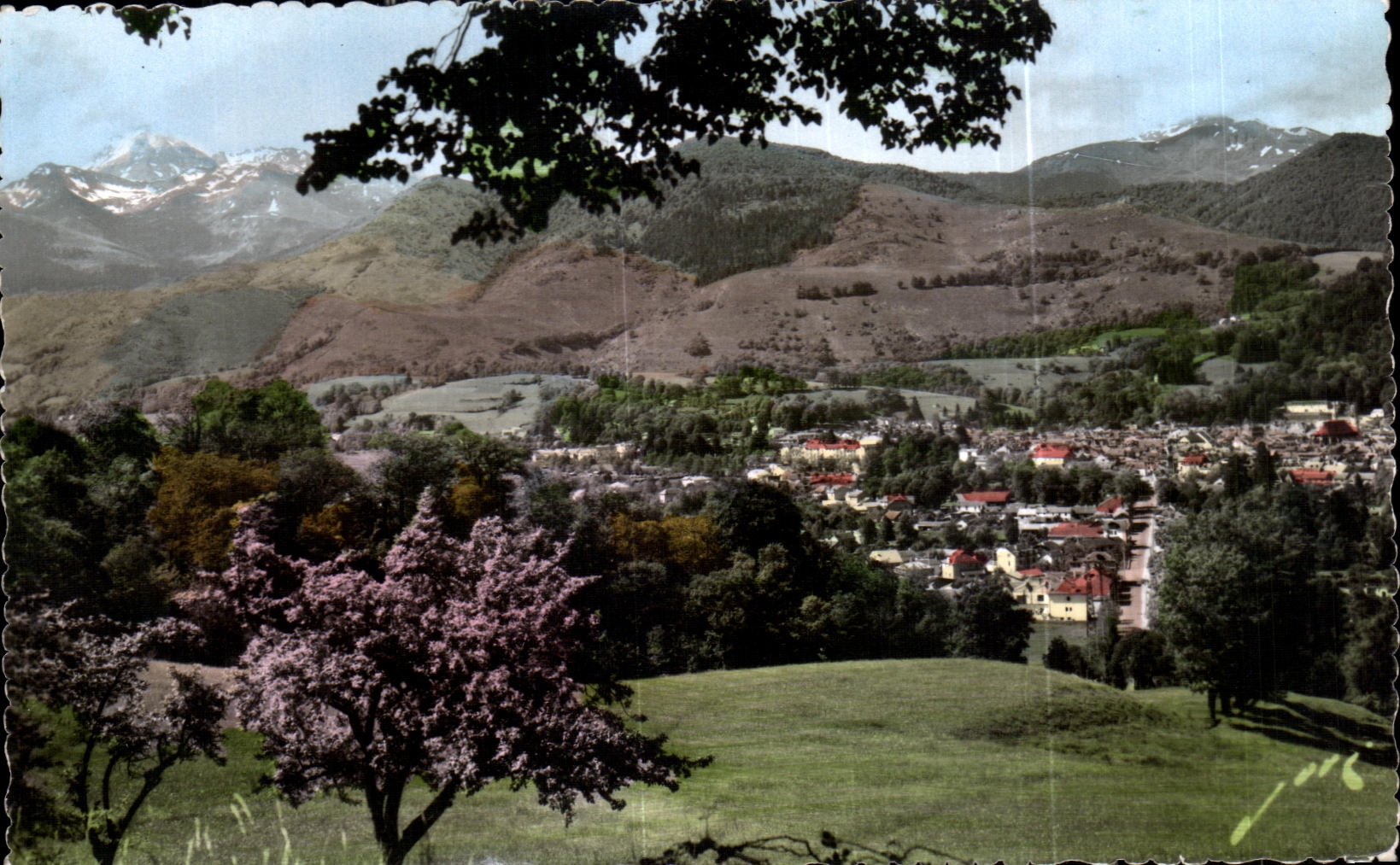 Bagnères-de-Bigorre — Allgemeiner Blick — Links der Pic de Bigorre — Französische Editionen