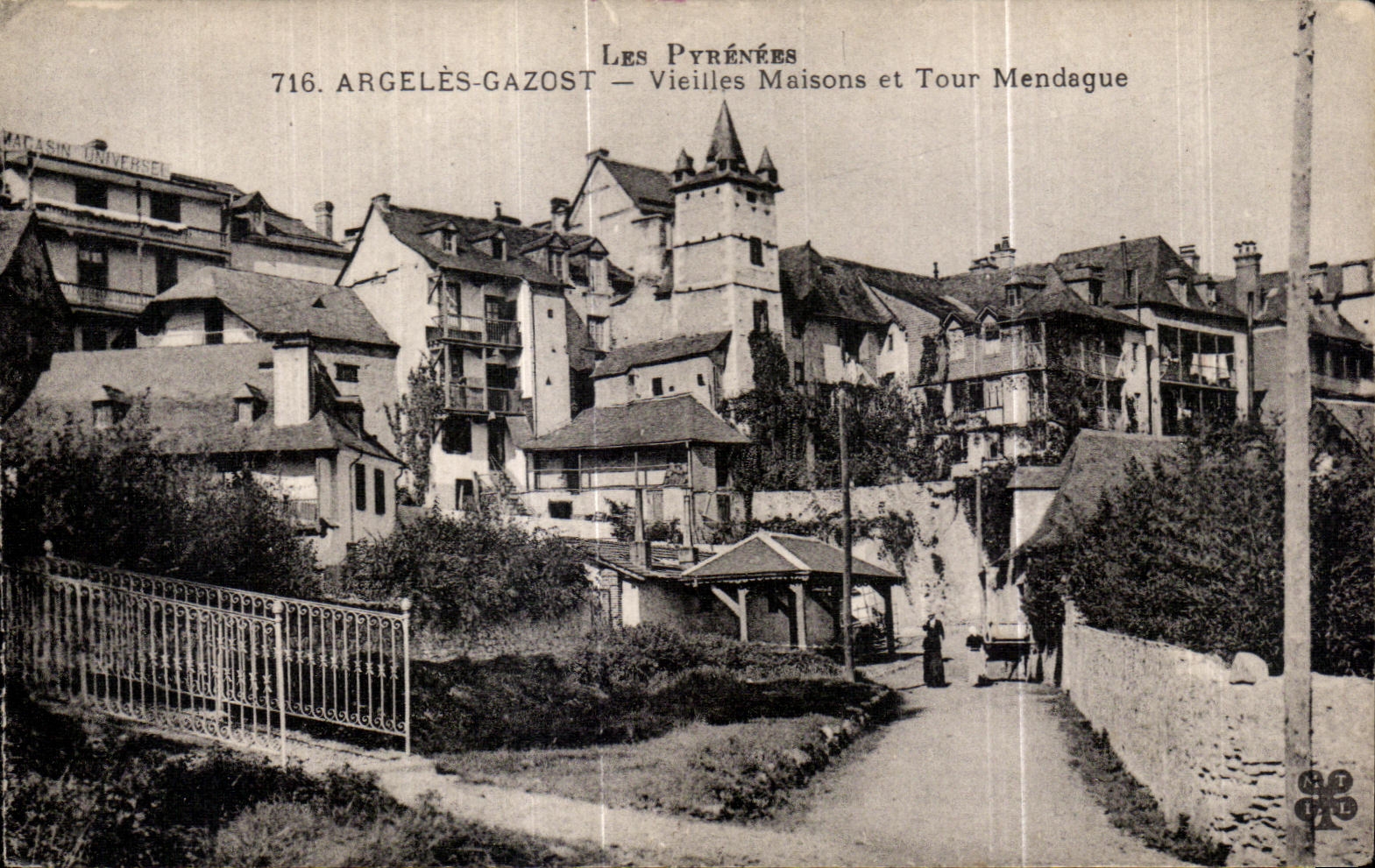 Argelès-Gazost — Alte Häuser und Tour Mendague — Verlag: Magasin Universel