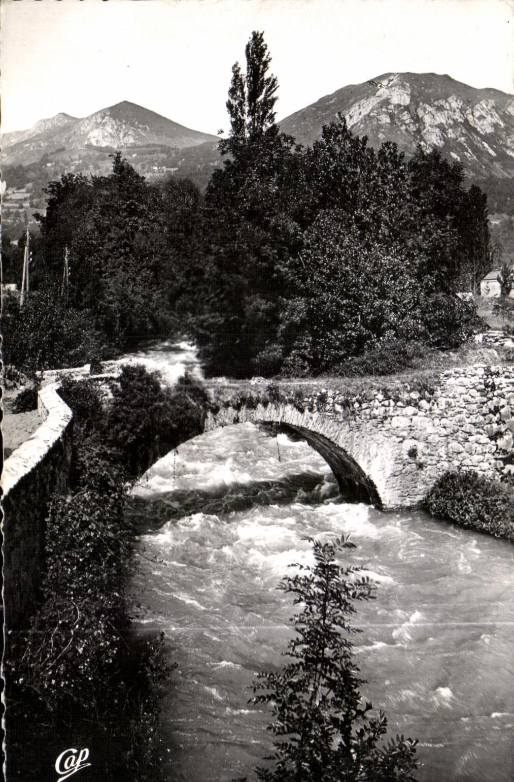 Argelès-Gazost — Le vieux pont sur l'Arriéulat — Réal Photo