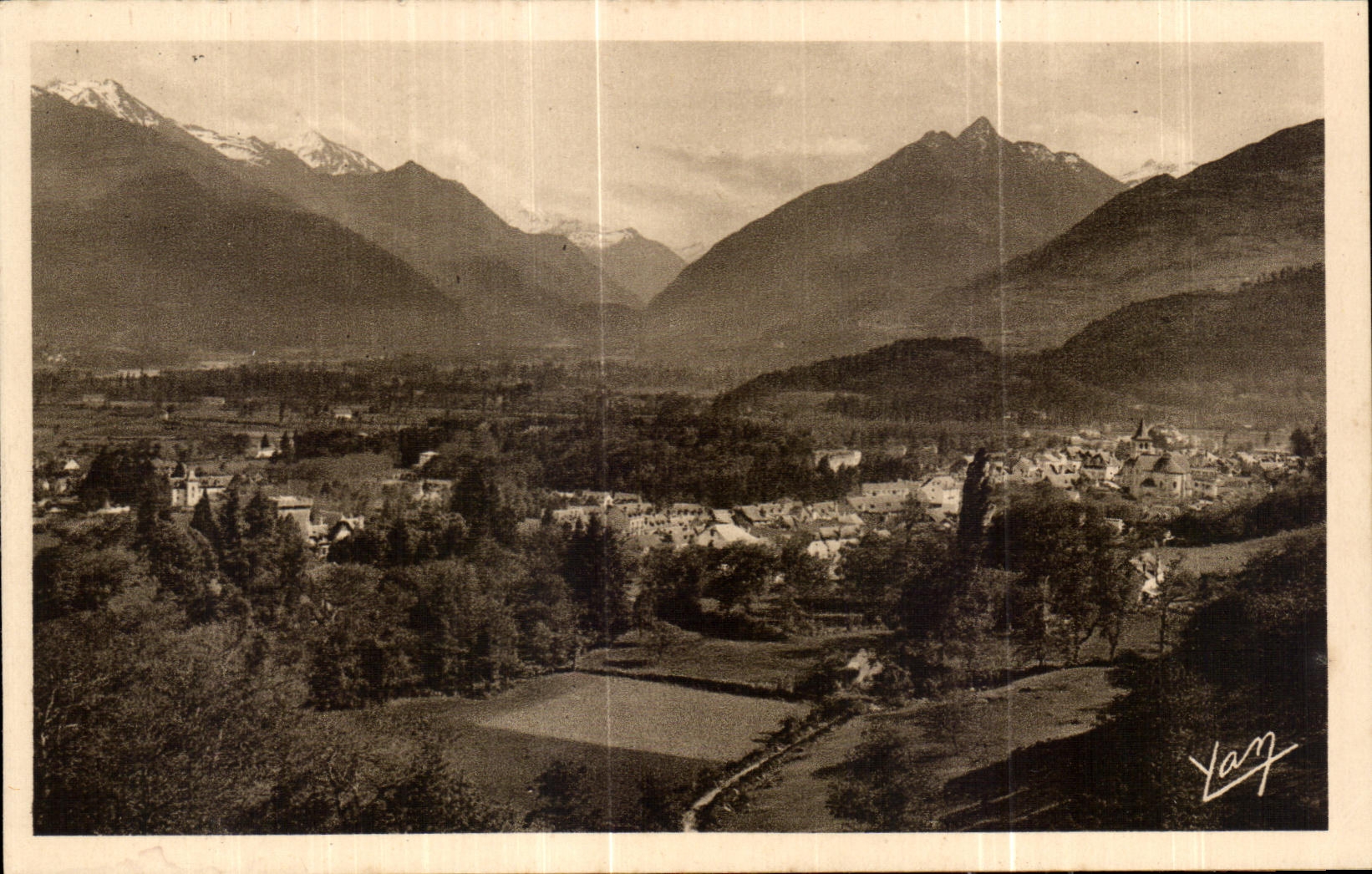 Argelès-Gazost (Pyrénées) — Station thermale sur la Vallée d'Argelès — Édition Photo Quinault Lourdes