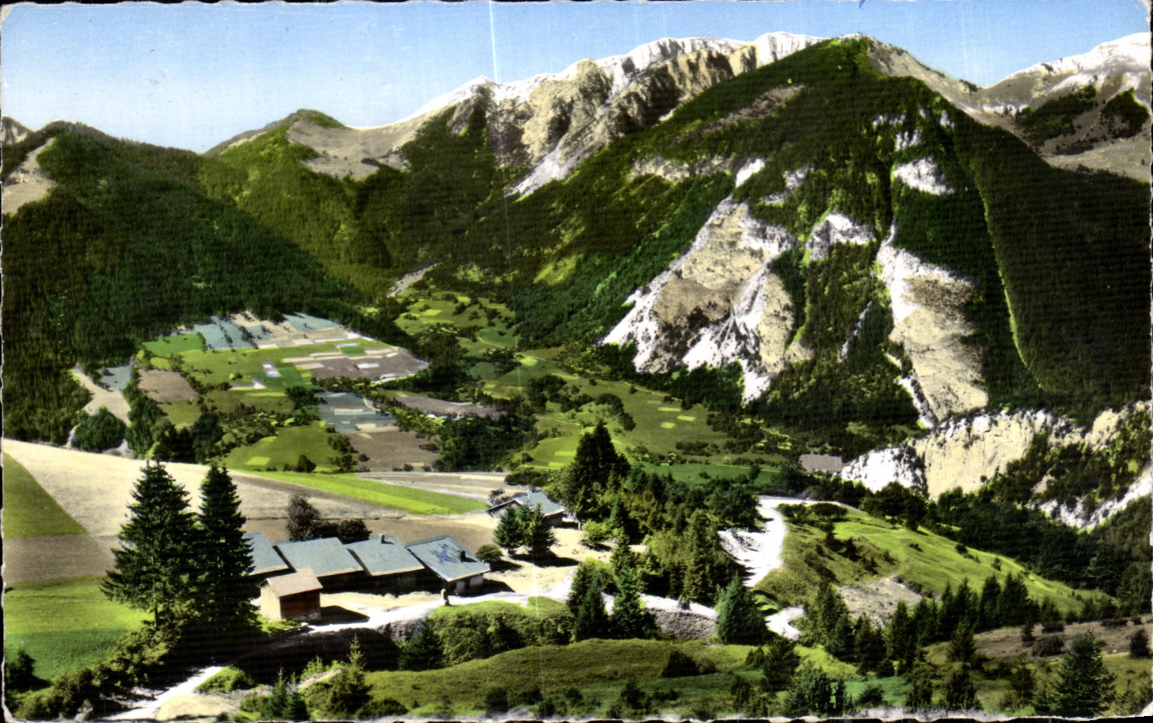 Les Grands Prés — Le Col du Corbier, au fond, le Village de La Baume — Les Éditions J. Cellard — n° 5055