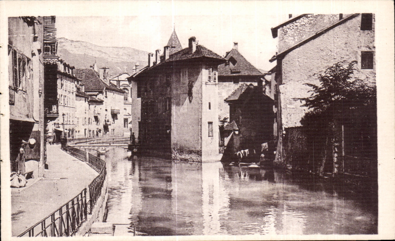 CPA Annecy Le Thiou Le Quai De l ile