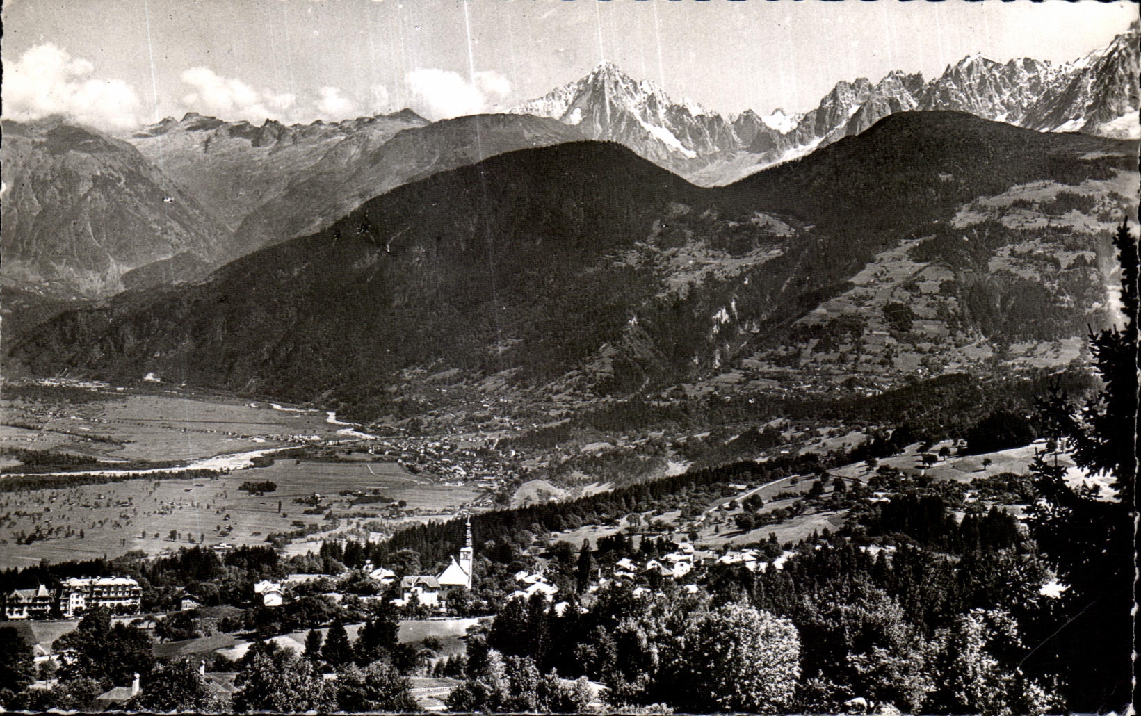 Combloux (Haute-Savoie) — Le village, l’Arve, l’Aiguille Verte et les Drus — Les Éditions de l’Économie, Grenoble