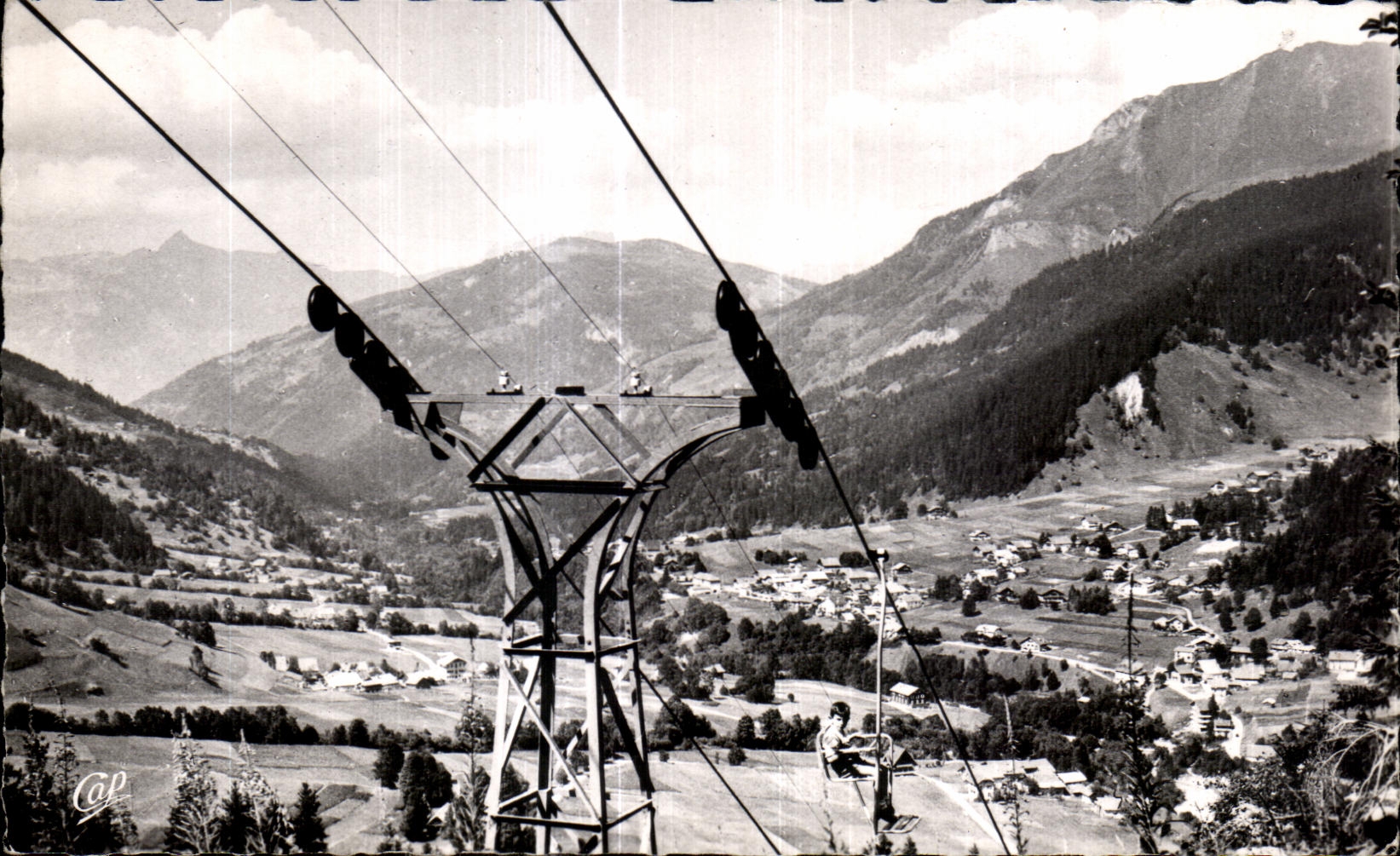Les Contamines-Montjoie — Le Télésiège du Plateau de Montjoie et vue d'ensemble de la Station — C.A.P., Paris