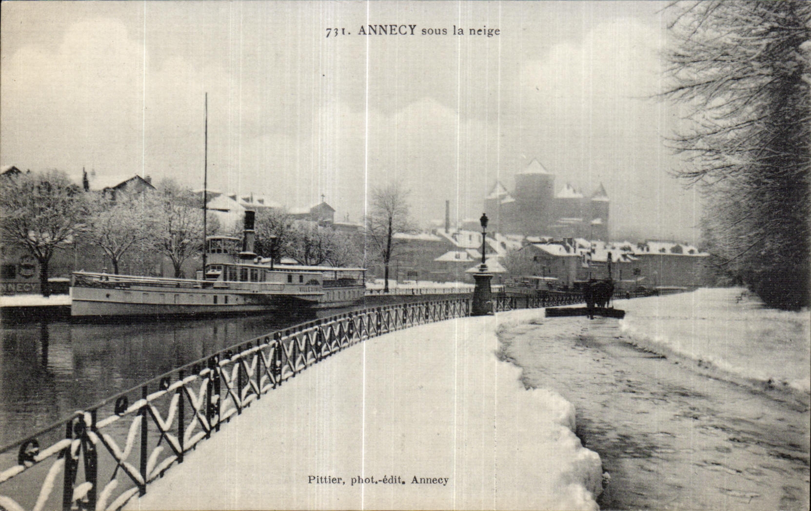 Annecy sous la neige — vue hivernale avec bateau à vapeur et château en arrière-plan — Pittier, phot.-édit, Annecy, n° 731