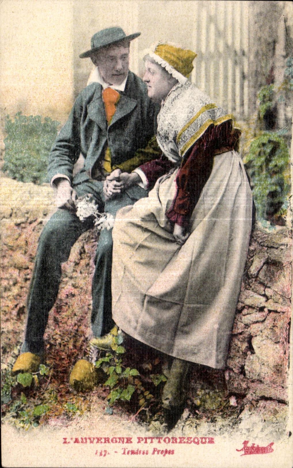 CPA L Auvergne Pittoresque Tendres propos Folklore Costume