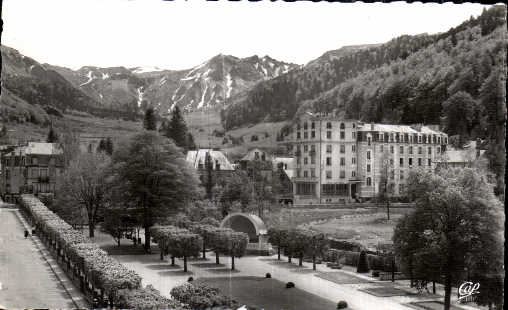 CPA Le Mont Dore Le Saney Le Parc et L Hotel des Sapins